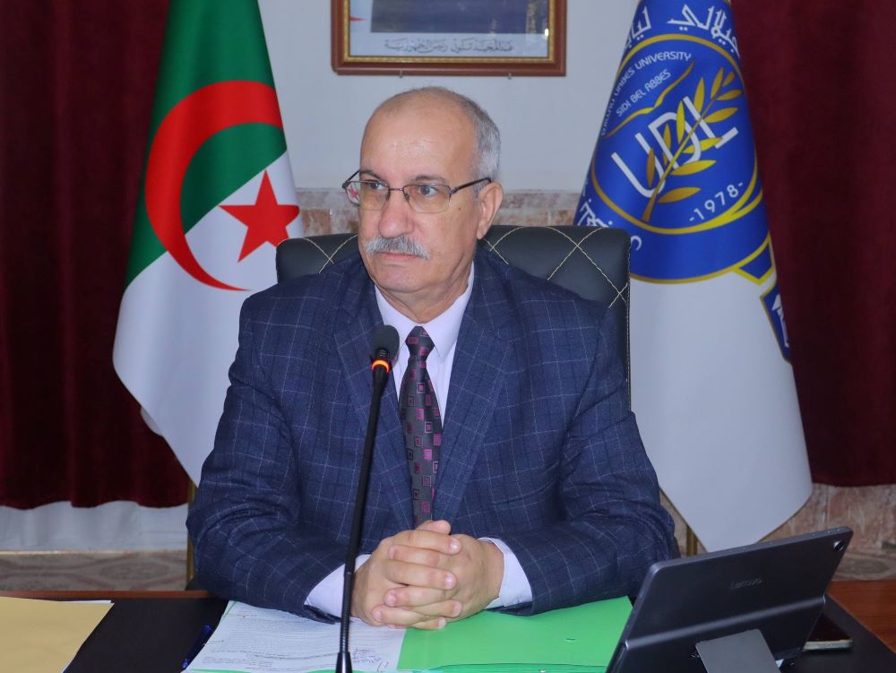 البروفيسور بوزياني مراحي خلال الاجتماع التنسيقي بجامعة جيلالي ليابس