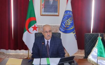 البروفيسور بوزياني مراحي خلال الاجتماع التنسيقي بجامعة جيلالي ليابس