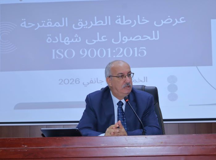 السيد مدير الجامعة البروفيسور بوزياني مراحي اجتماع لجنة قيادة مشروع الحصول على شهادة الأيزو Réunion du comité de pilotage du projet d’obtention de la certification ISO présidée par le Directeur de l’Université, le Professeur Bouziani Merahi Meeting of the steering committee for the ISO certification project chaired by the University Director, Professor Bouziani Merahi