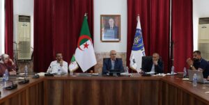 صورة اجتماع مدير الجامعة البروفيسور بوزياني مراحي مع إطارات الجامعة لمناقشة المؤسسات الفرعية