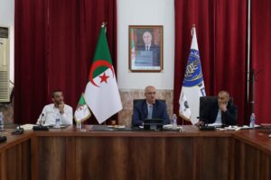 صورة اجتماع مدير الجامعة البروفيسور بوزياني مراحي مع إطارات الجامعة لمناقشة المؤسسات الفرعية