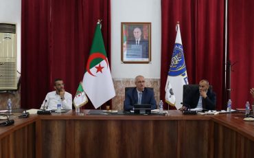 صورة اجتماع مدير الجامعة البروفيسور بوزياني مراحي مع إطارات الجامعة لمناقشة المؤسسات الفرعية