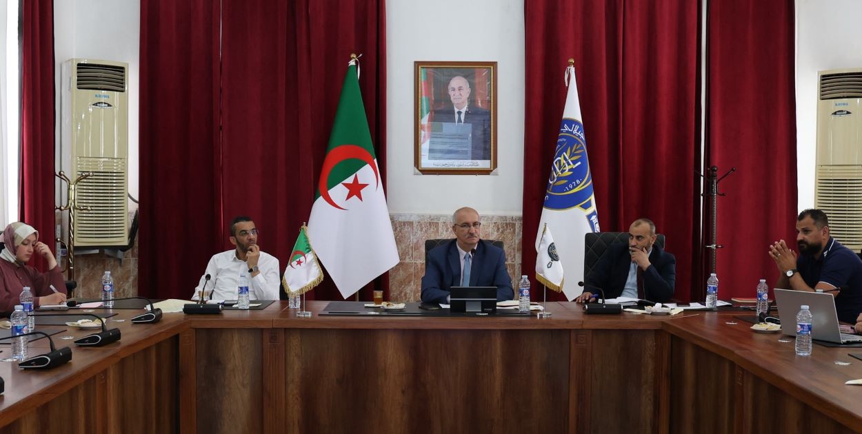 صورة اجتماع مدير الجامعة البروفيسور بوزياني مراحي مع إطارات الجامعة لمناقشة المؤسسات الفرعية